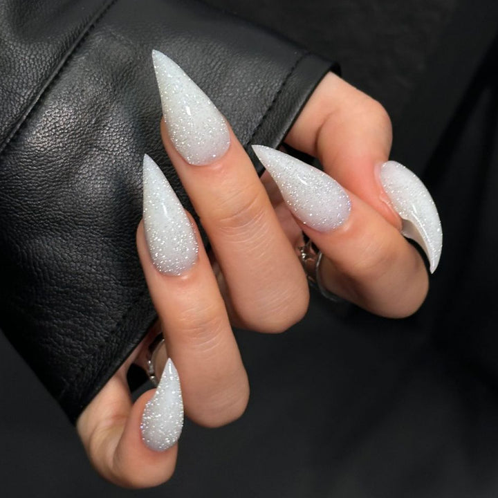 Glitzernde Stiletto Press-On Nagelverzierungen