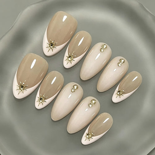 Kunstnagelset mit eleganten Design-Elementen und Glamourösen Akzenten Karnz