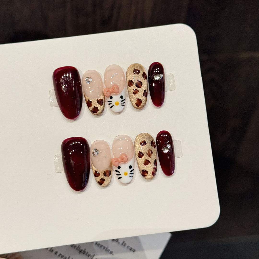 Künstlerisches Press-On Nagelkunstset mit skurrilen floralen Designs