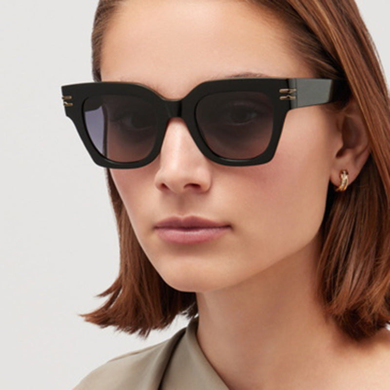 Damen modische Sonnenbrille mit eleganten Akzenten Karnz