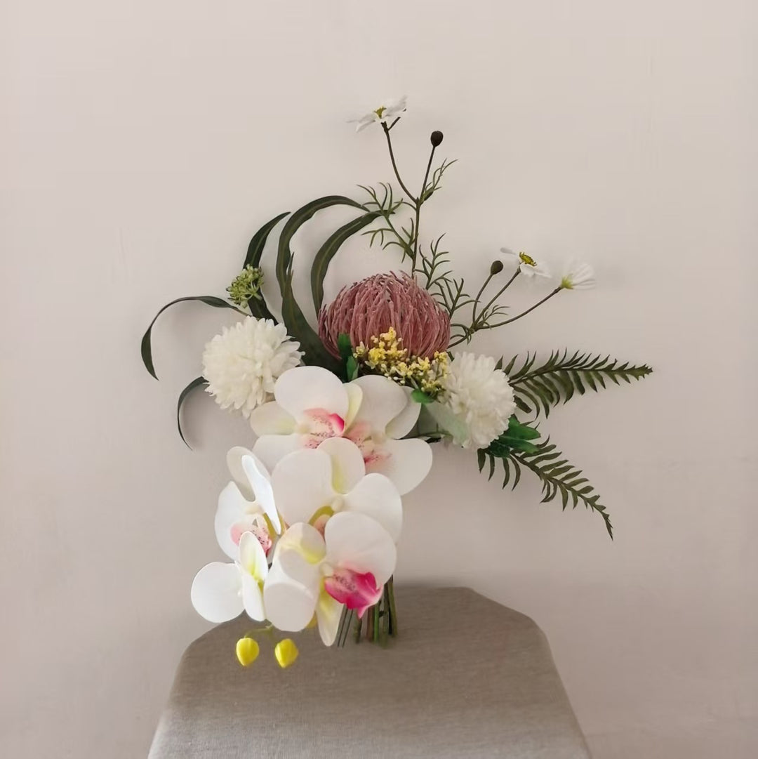 Lebensechte botanische Blumenarrangement