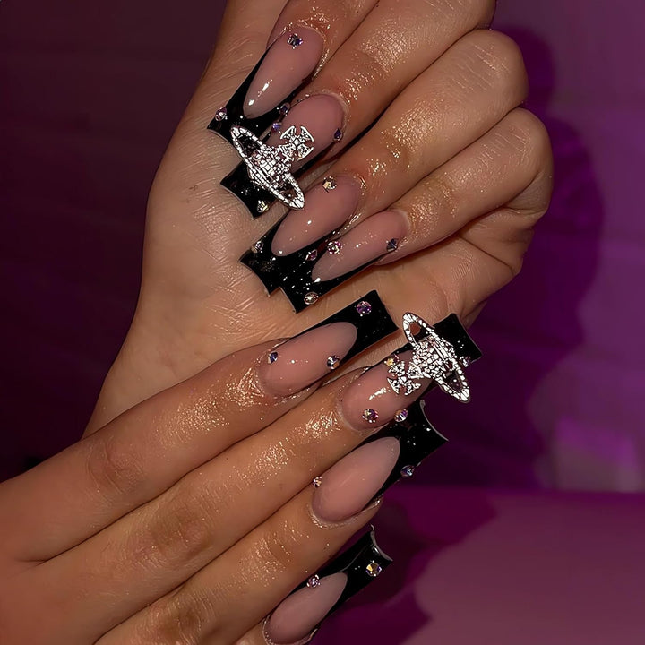 Glamouröse Kunstnägel mit Strass- und einzigartigen 3D-Verzierungen Karnz