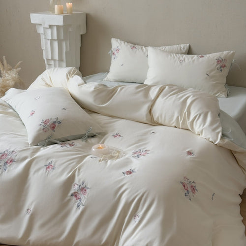 Luxuriöses Baumwoll-Bettwäsche-Set mit zarter Blumenstickerei und Wendekissenbezügen