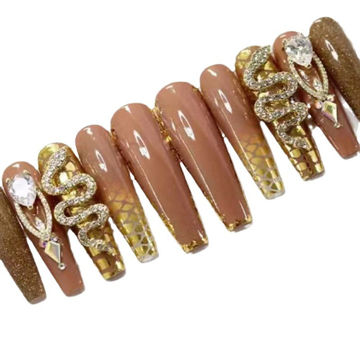 Exklusive Stiletto-Kunstnägel mit Glitzer- und Schmuckakzenten Karnz