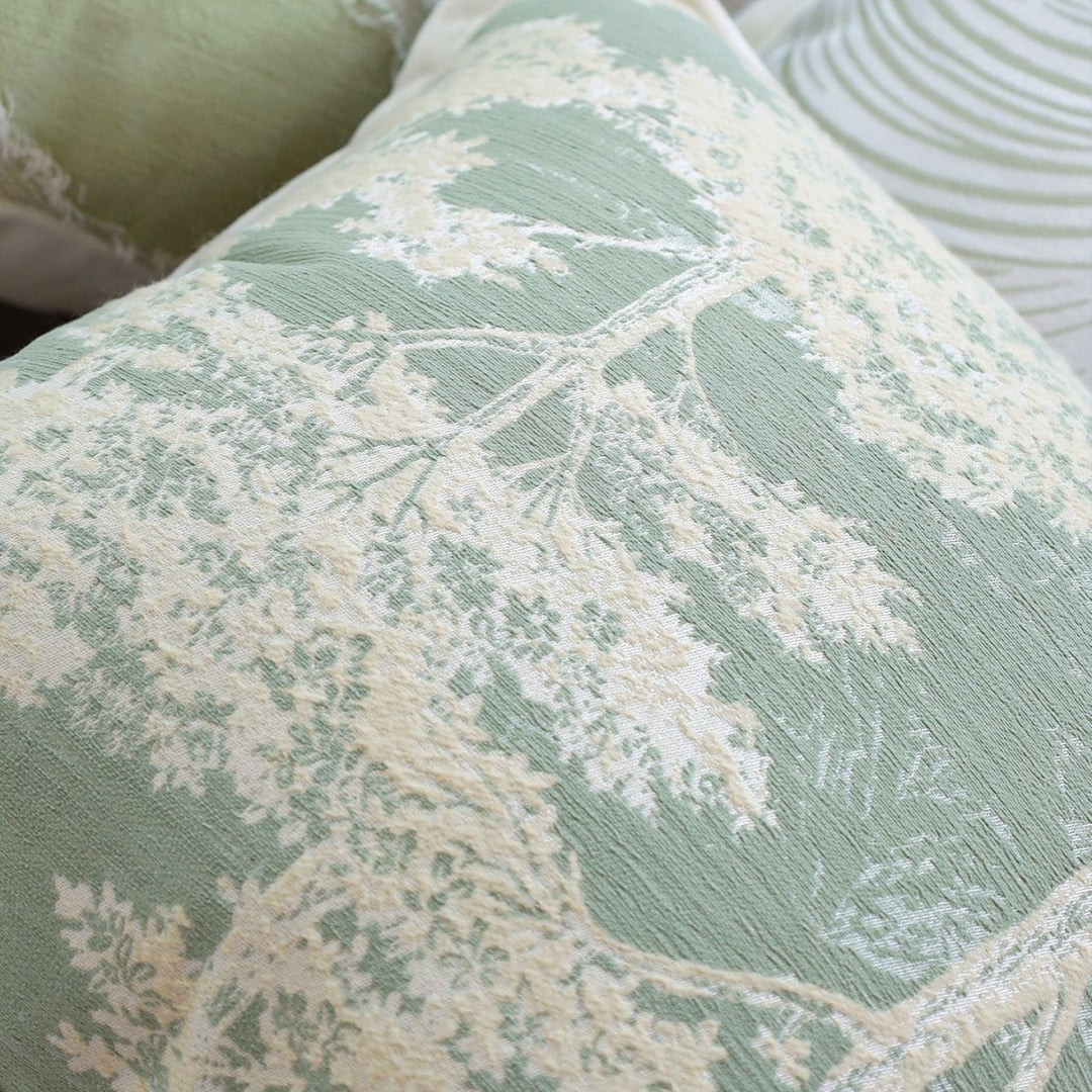 Quadratischer Zierkissenbezug mit reliefiertem Federbogen-Jacquard und Paspelrand Karnz