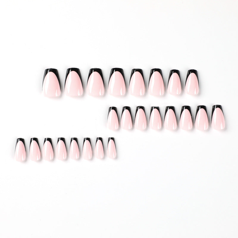 Elegante Stiletto-Nägel mit kontrastierendem French-Tip Karnz