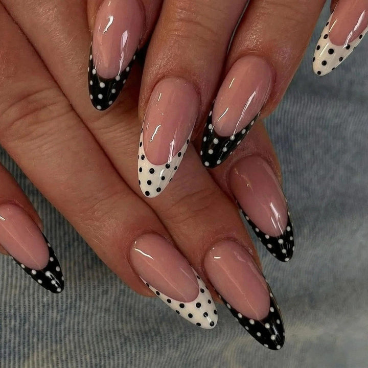 Stylishes gepunktetes Press-On-Nail-Design Karnz