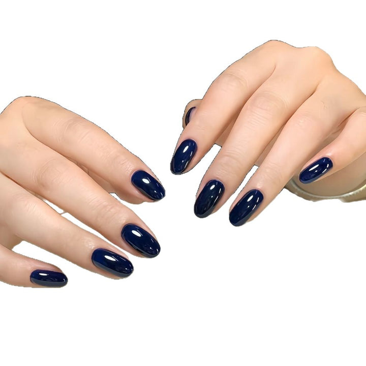 Glänzende mandelförmige Nagelverlängerungen