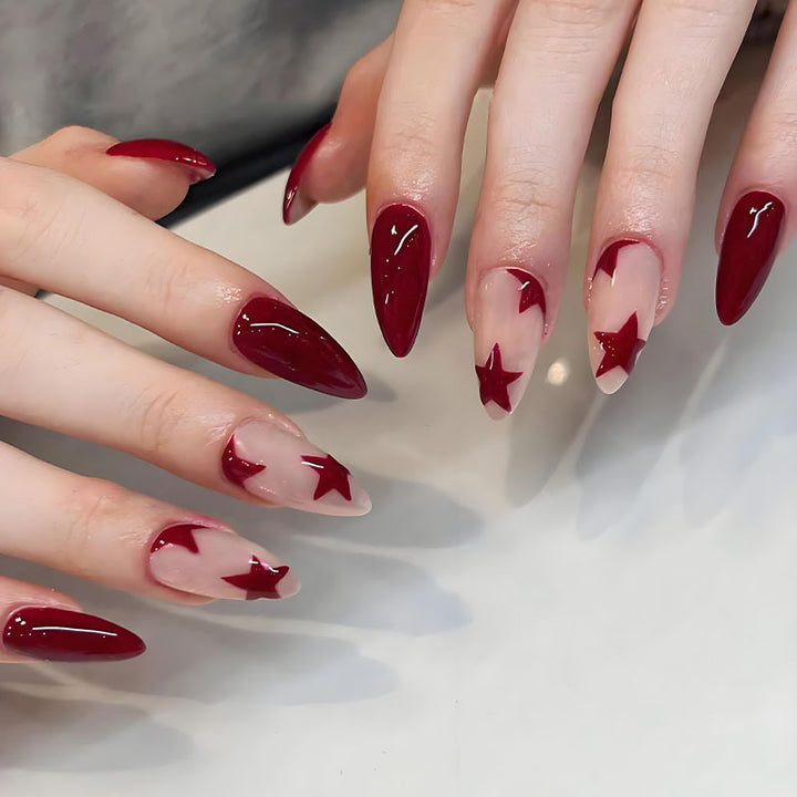 Kunstnagelset mit glitzernden Sternen und eleganten Akzenten Karnz