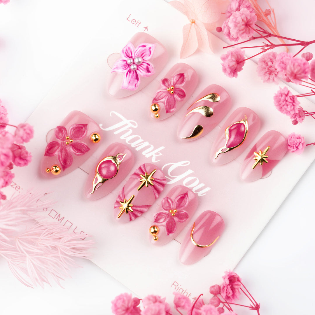 Kunstnägel mit floralen und glamourösen Details Karnz