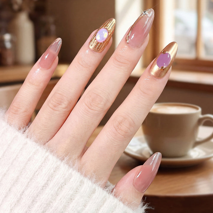 Elegante Druck-Nagelspitzen mit dekorativen Charms