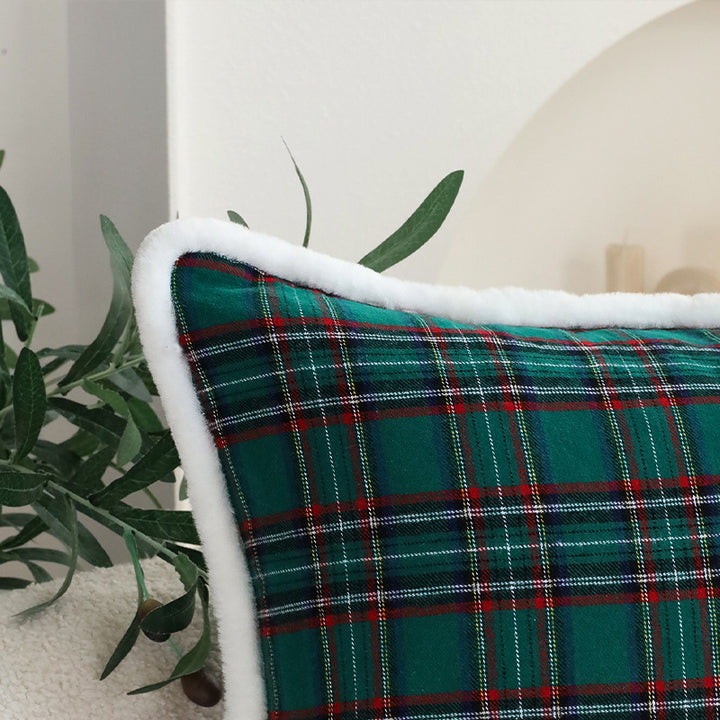 Quadratischer Sofa‑Zierkissenbezug im klassischen Tartan‑Design mit Teddybordüre Karnz
