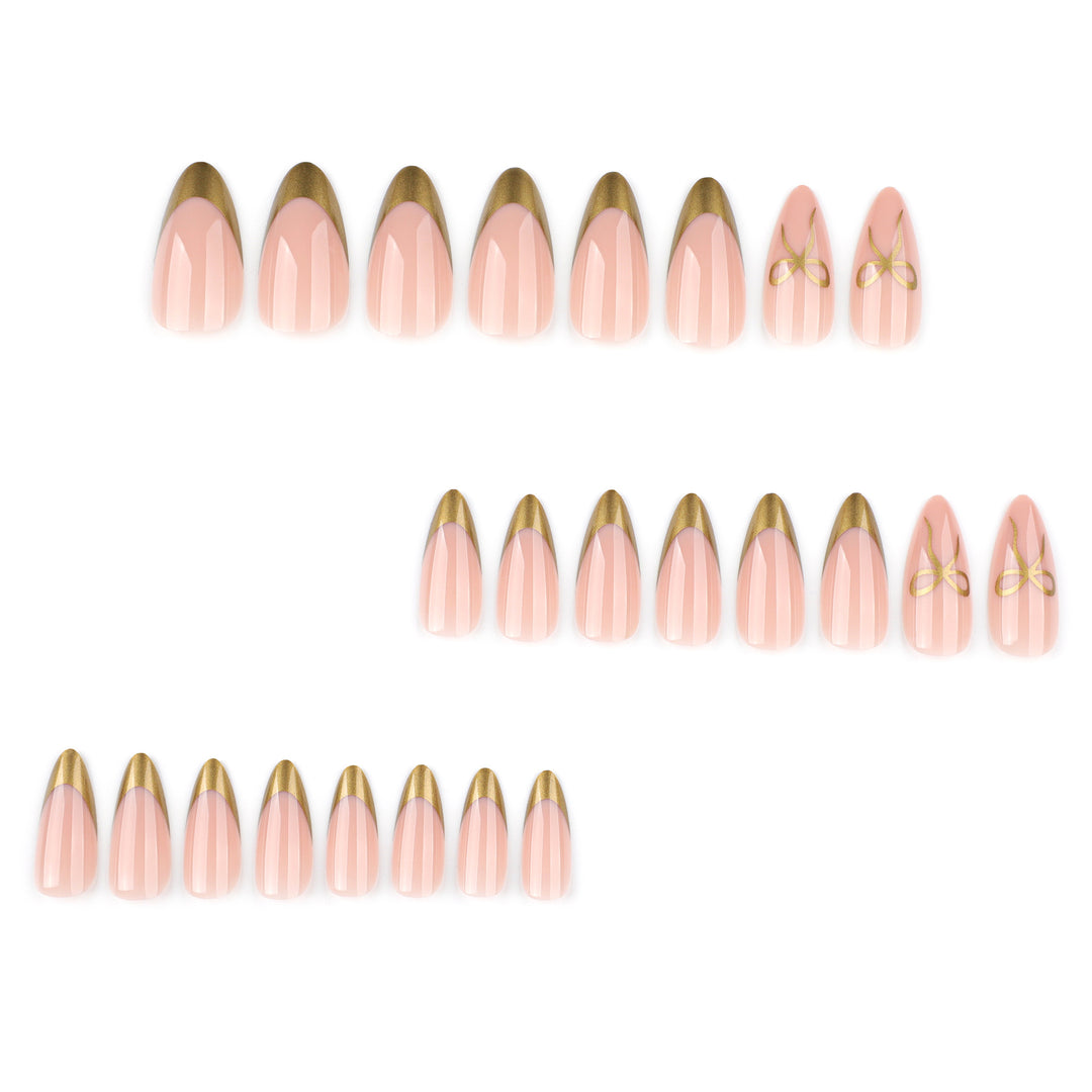 Elegante Nagelkunst mit Goldakzenten Karnz