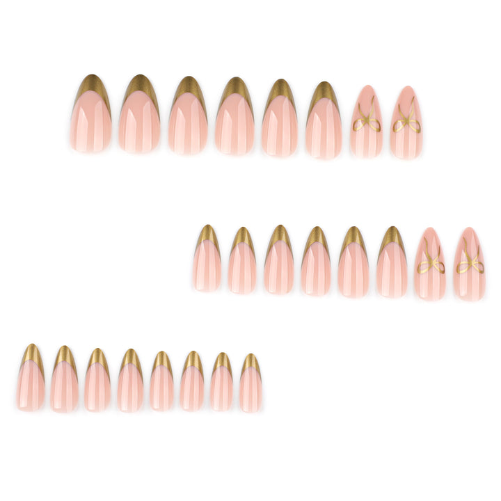 Elegante Nagelkunst mit Goldakzenten Karnz