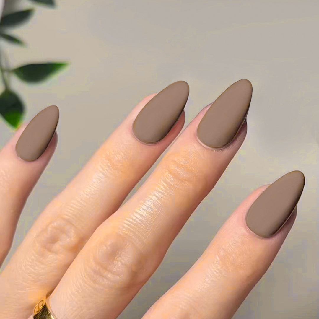 Kunstvolle Stiletto-Nägel im matten Design Karnz