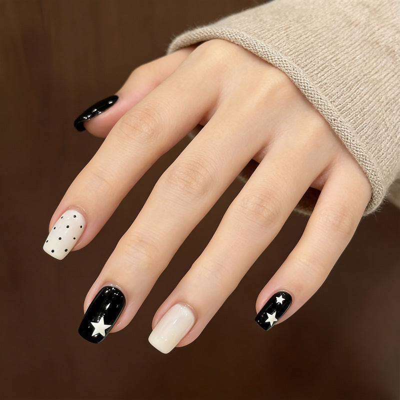 Künstlerisches Press-On-Nageldesign mit Sternen und Punkten Karnz