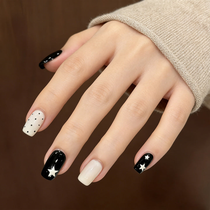 Künstlerisches Press-On-Nageldesign mit Sternen und Punkten Karnz