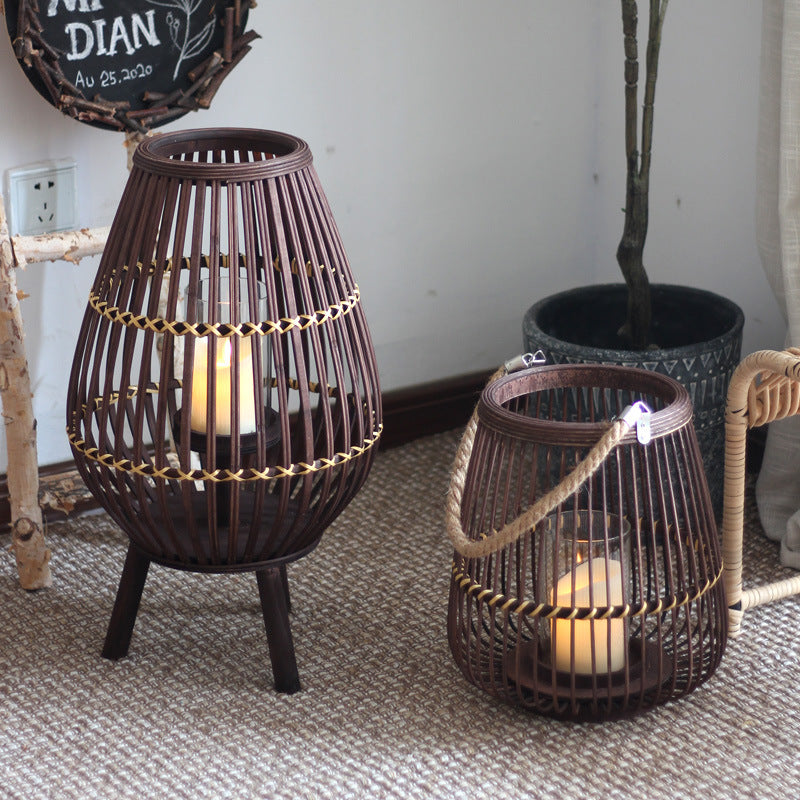 Stilvolle Laterne aus Rattan mit Holzgestell Karnz