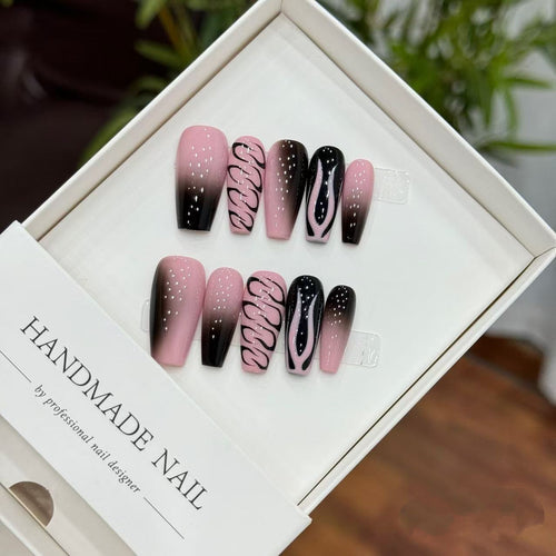 Künstlerisches Press-On-Nagelset mit einzigartigen abstrakten Designs