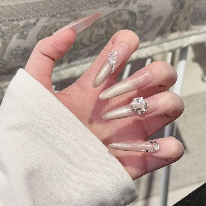 Kunstnagelset mit edlen Spitzen und Kristallakzenten Karnz