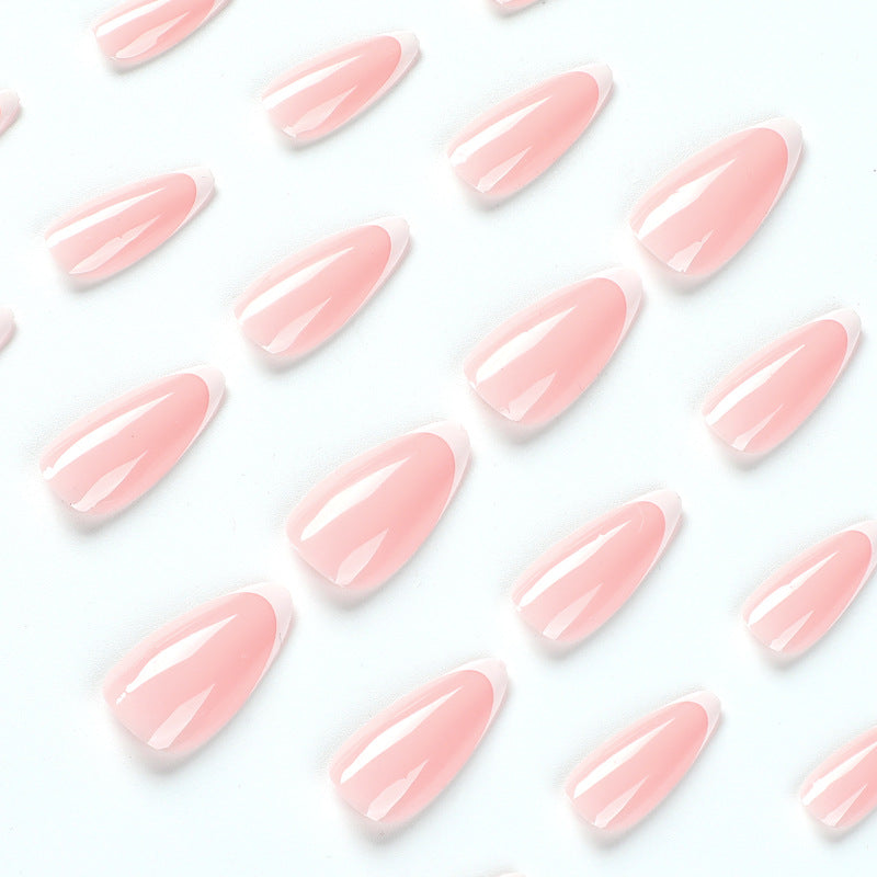 Elegante und glänzende Nagelverlängerungen Karnz