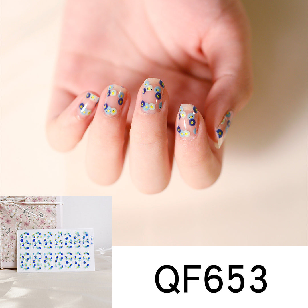 Künstliche Nagelkunst mit herzförmigen Designs und sanften Farbverläufen Karnz