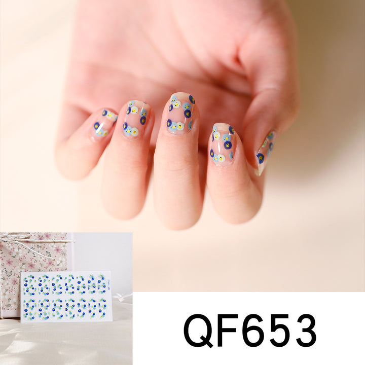 Künstliche Nagelkunst mit herzförmigen Designs und sanften Farbverläufen Karnz