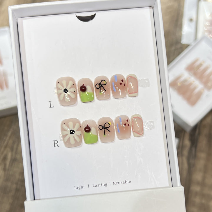 Künstlerisches Florales Press-On Nagelset mit Wiederverwendbarem Design Karnz