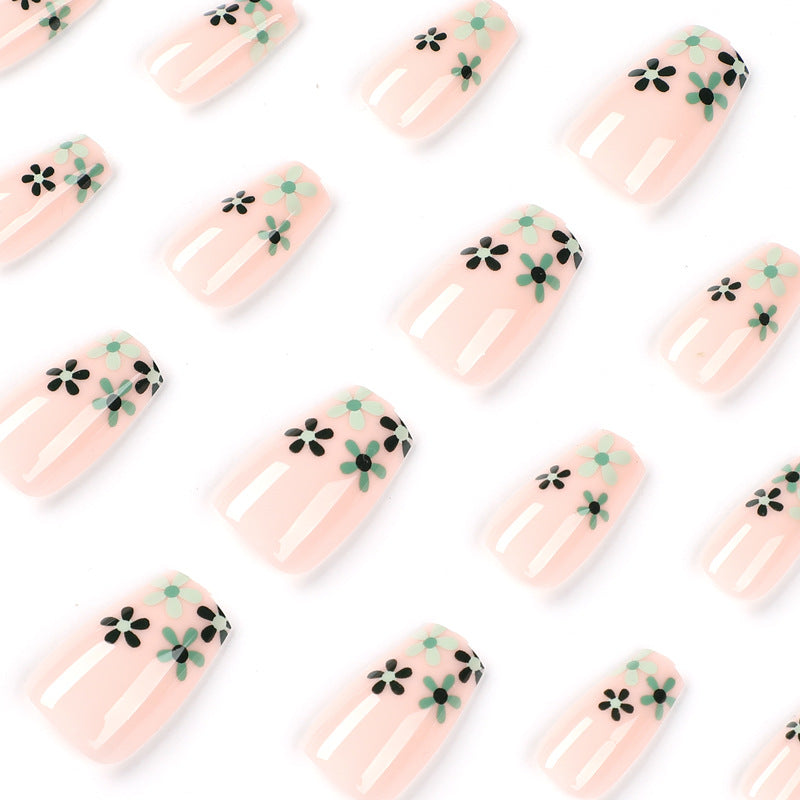 Kunstvolle Nagelverlängerungen mit Floralem Design Karnz