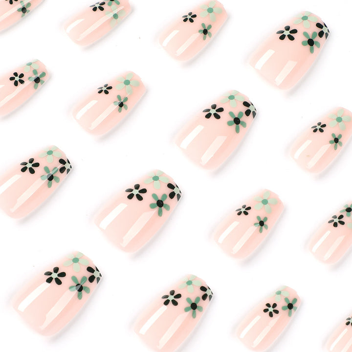 Kunstvolle Nagelverlängerungen mit Floralem Design Karnz
