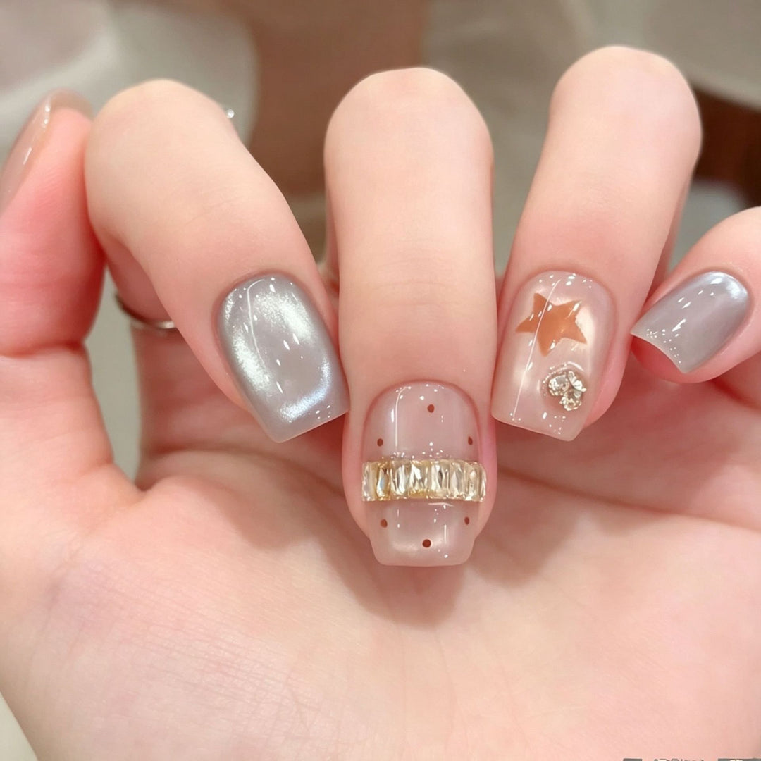 Dekoratives Press-On Nagelkunst-Set mit Strassakzenten Karnz