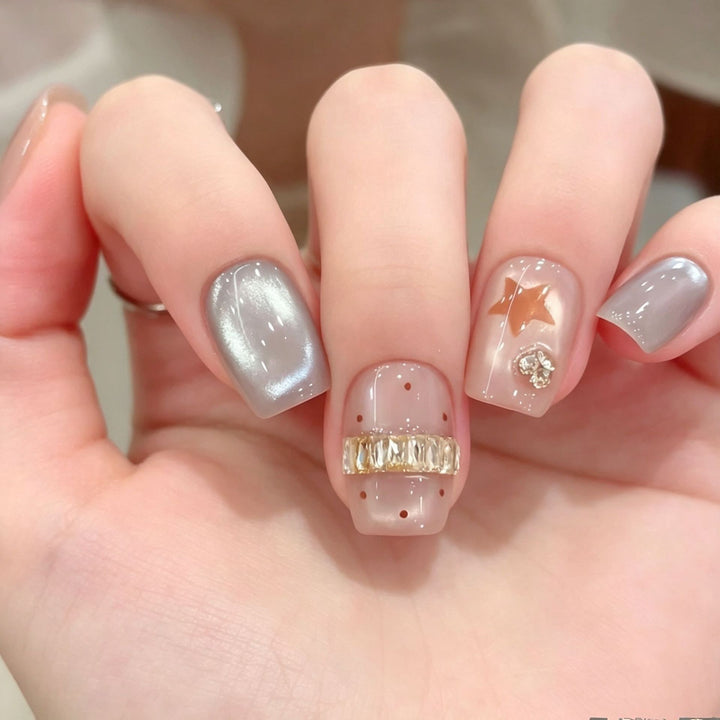 Dekoratives Press-On Nagelkunst-Set mit Strassakzenten Karnz