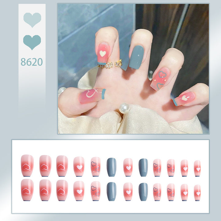Kunstnagelset mit elegantem French-Tipp und Glitzerakzenten Karnz