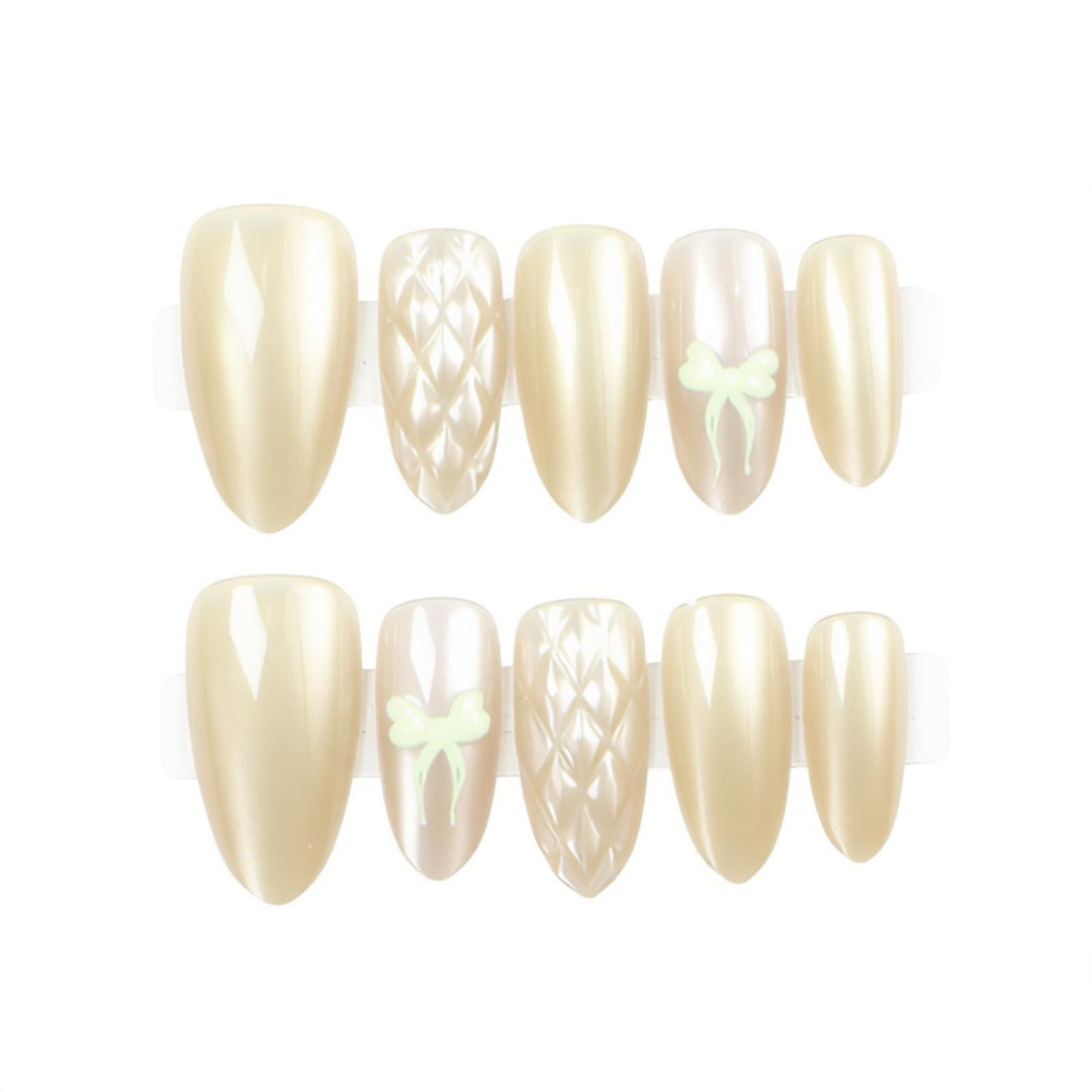 Elegantes Press-On Nagelkunst Set mit dekorativen floralen Elementen Karnz