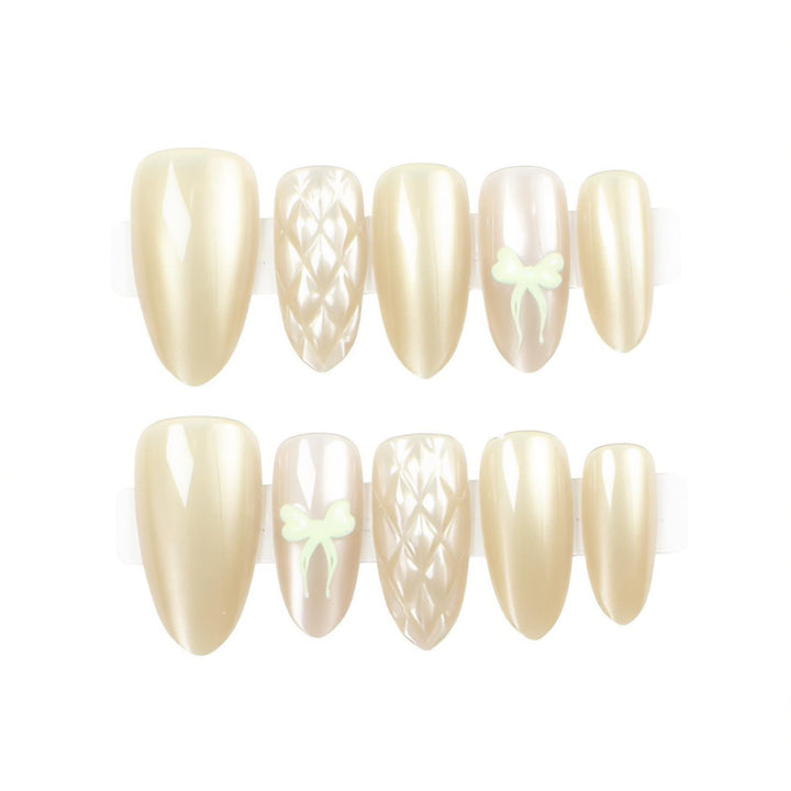 Elegantes Press-On Nagelkunst Set mit dekorativen floralen Elementen Karnz