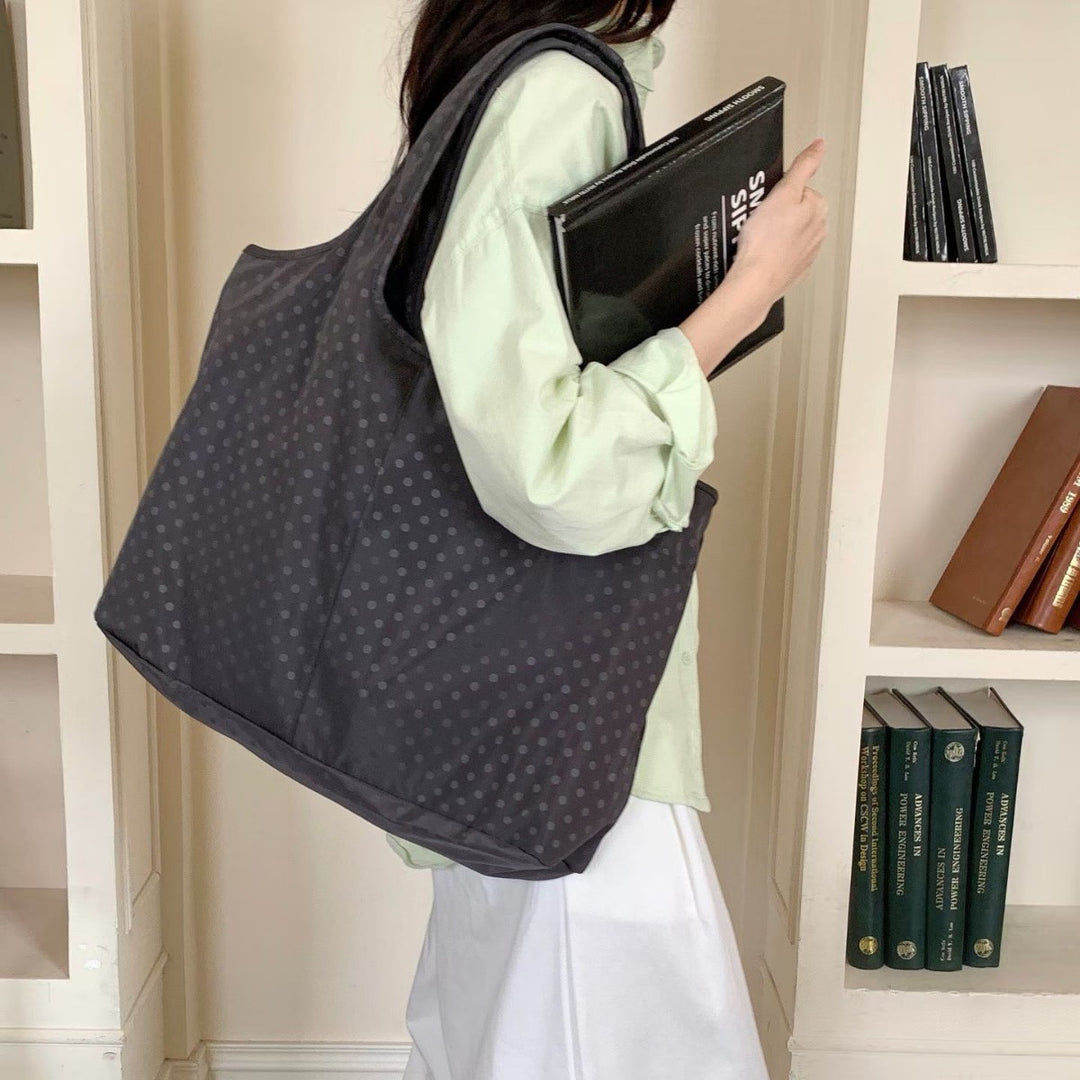 Geräumige Gepunktete Schultertasche
