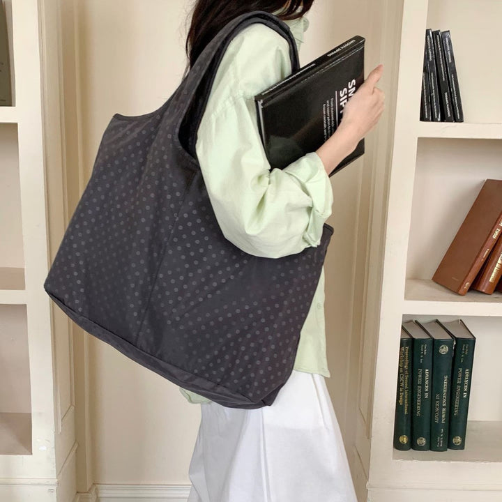Geräumige Gepunktete Schultertasche