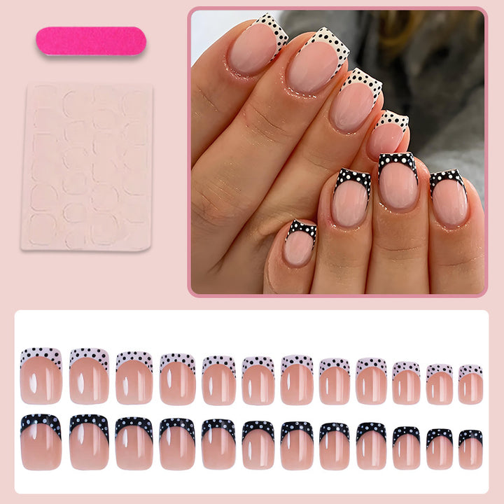 Kunstnagelset mit eleganten Punkten und modernen Akzenten Karnz