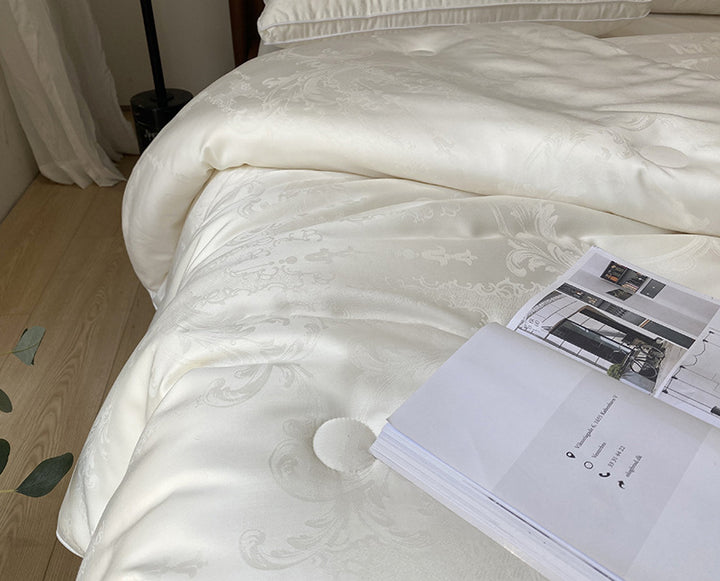 Extraleichte Satin-Jacquard-Steppdecke mit dezenter Knopfsteppung