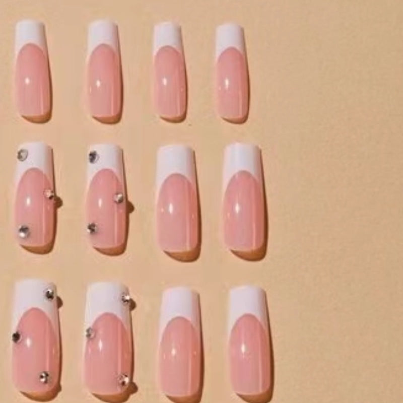 Elegante mit Glitzer verzierten French Tip Acrylnägel Karnz