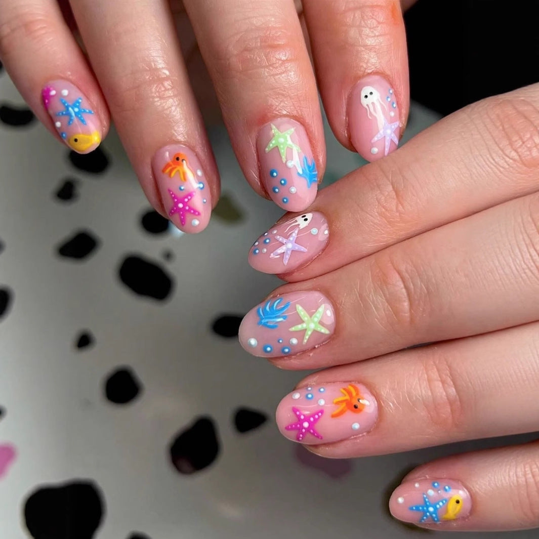 Kunstnagelset mit maritimem Design und bunten 3D-Akzenten Karnz
