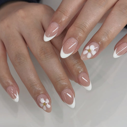 Kunstvolle Nagelverlängerungen mit Blüten-Design und eleganten French-Spitzen Karnz