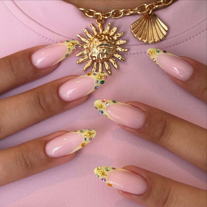 Kunstnagelset mit floralen 3D-Verzierungen und Glitzerakzenten Karnz