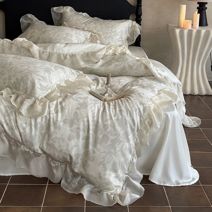 Elegantes Bettwäsche-Set aus feinem Satin-Jacquard mit zartem Blumenrelief und dekorativem Volant