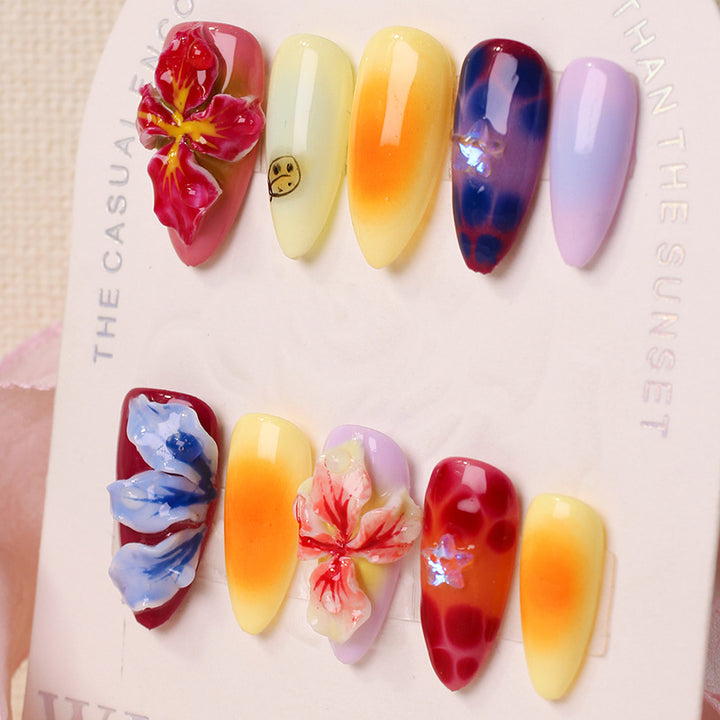 Kunstnagelset mit floralen 3D-Akzenten und bunten Designs Karnz
