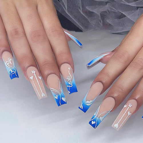 Kreatives Kunstnagelset mit eleganten Herz- und Farbverlaufsmustern Karnz