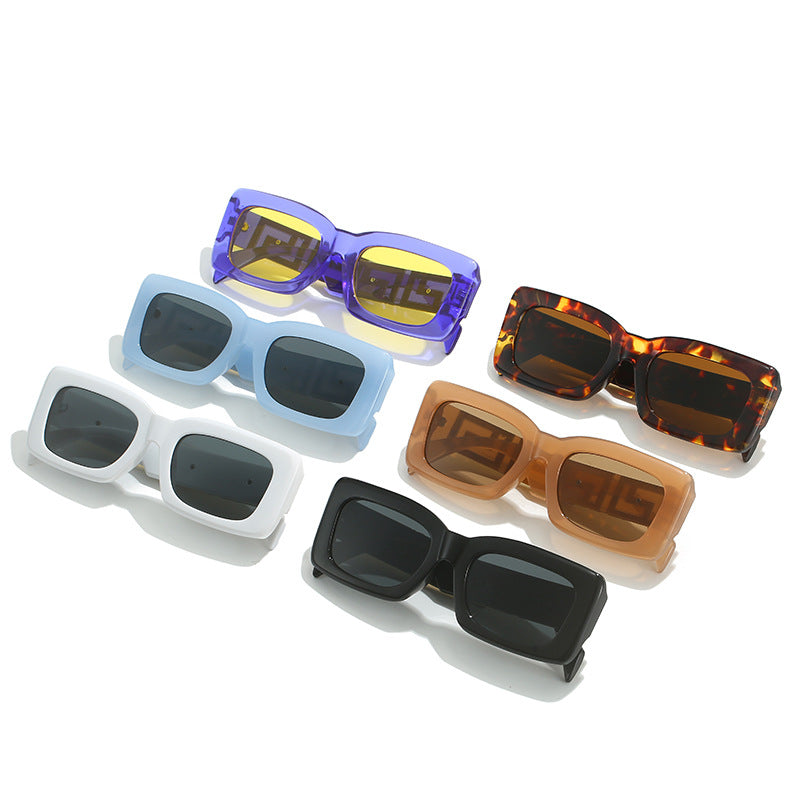 Damen elegante quadratische Sonnenbrille mit luxuriösem Goldakzent Karnz