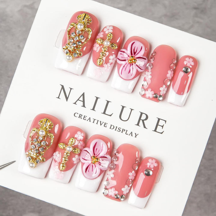 Dekoratives Press-On Nagelkunstset mit floralen Akzenten