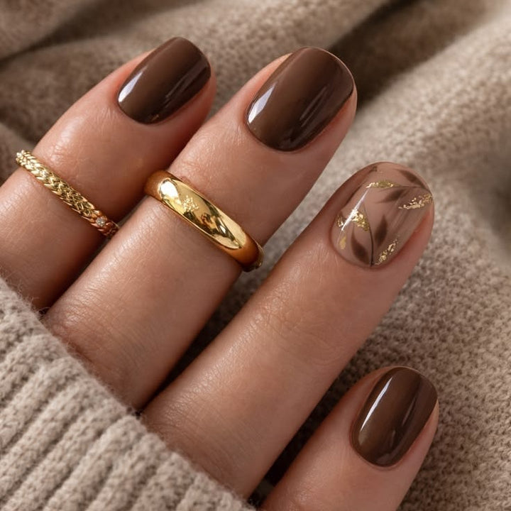 Kunstnagelset mit elegantem Marmor-Design und goldenen Akzenten Karnz
