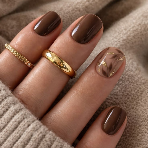 Kunstnagelset mit elegantem Marmor-Design und goldenen Akzenten Karnz